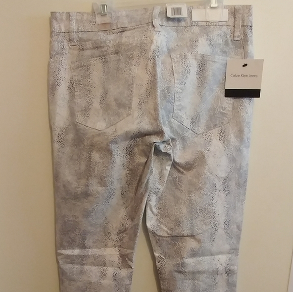 NWT Calvin Klein White and Gray Print Jeans - Picture 6 of 9